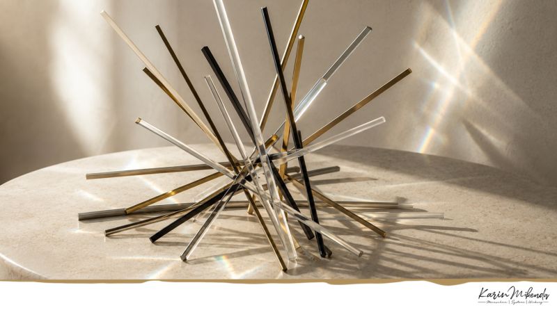 Abstrakte Stabskulptur aus Glas, Gold und Anthrazit im Licht